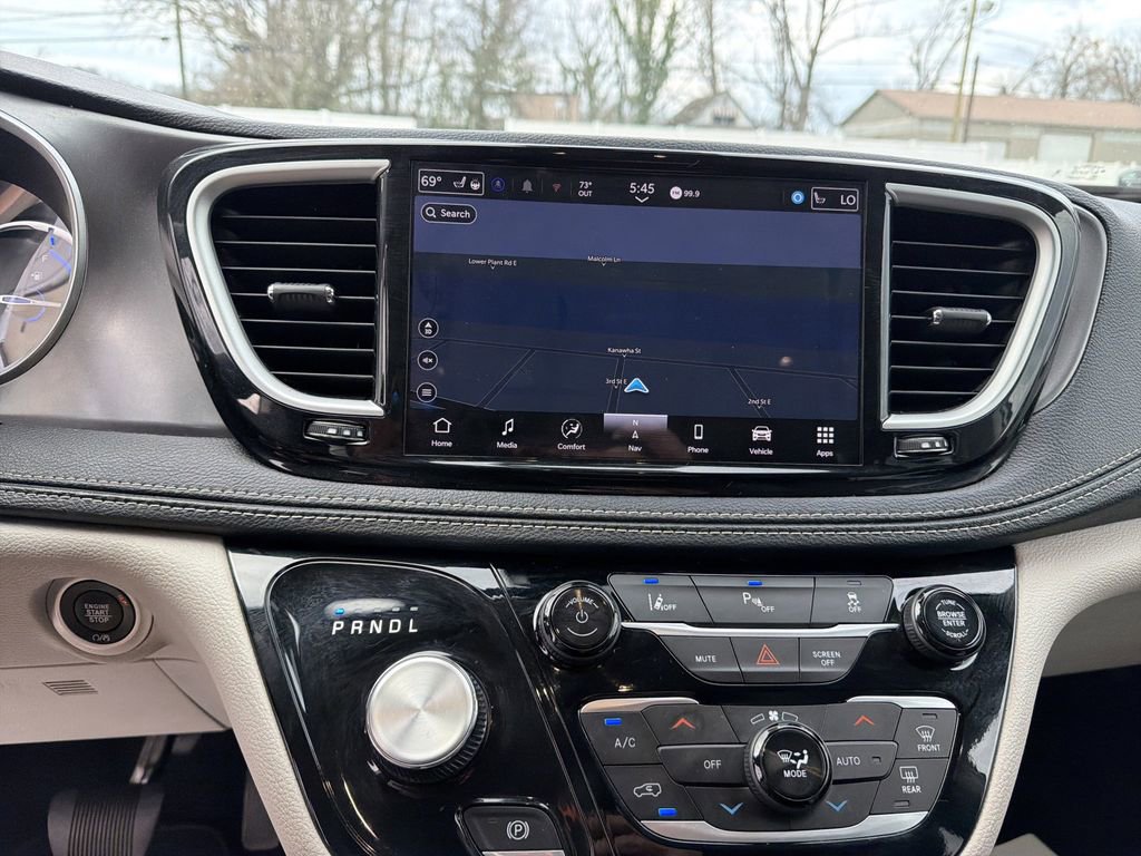 Used 2024 Chrysler Pacifica Select image 20