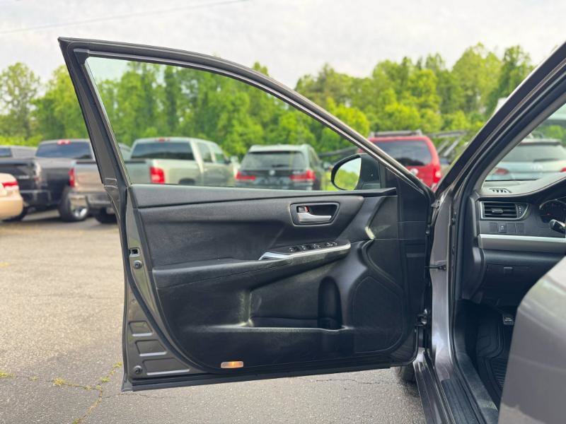 Used 2017 Toyota Camry SE FWD image 9