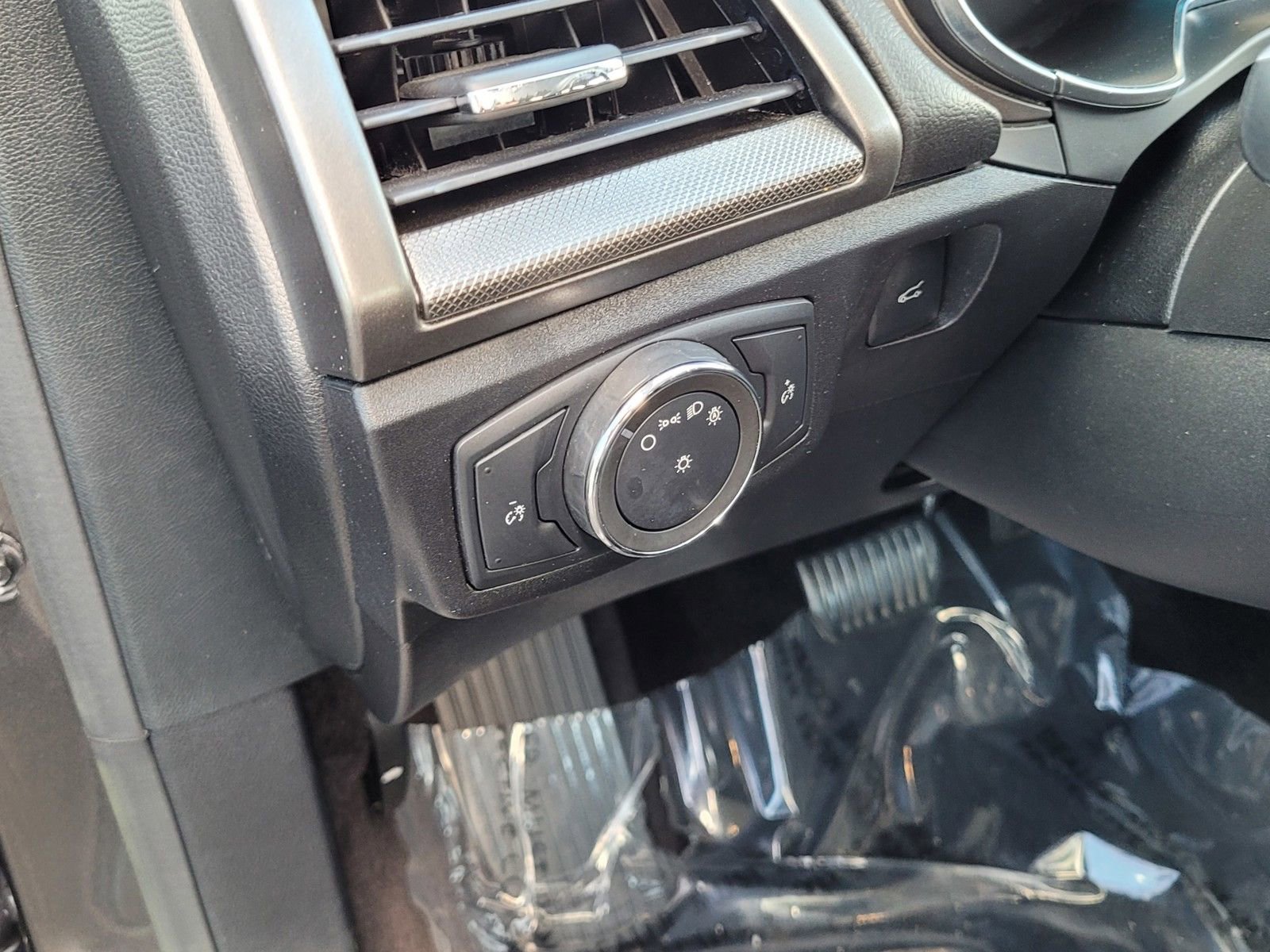 Used 2017 Ford Fusion SE w/ Fusion SE Technology Package image 18