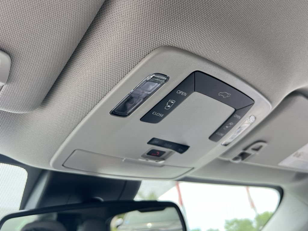 Used 2026 Toyota Sienna LE FWD image 27