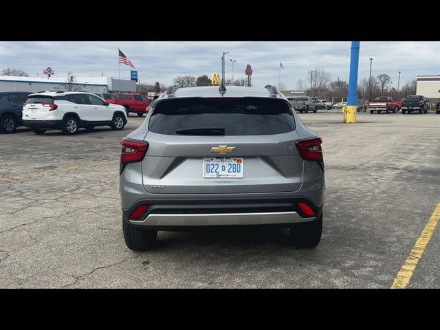 Certified 2025 Chevrolet Trax LT w/ Driver Confidence Package image 8