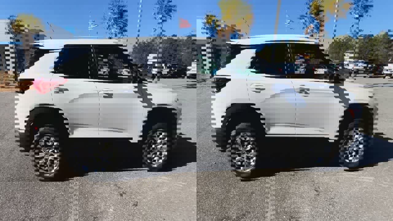 Used 2024 Chevrolet TrailBlazer LS w/ LS Convenience Package image 9