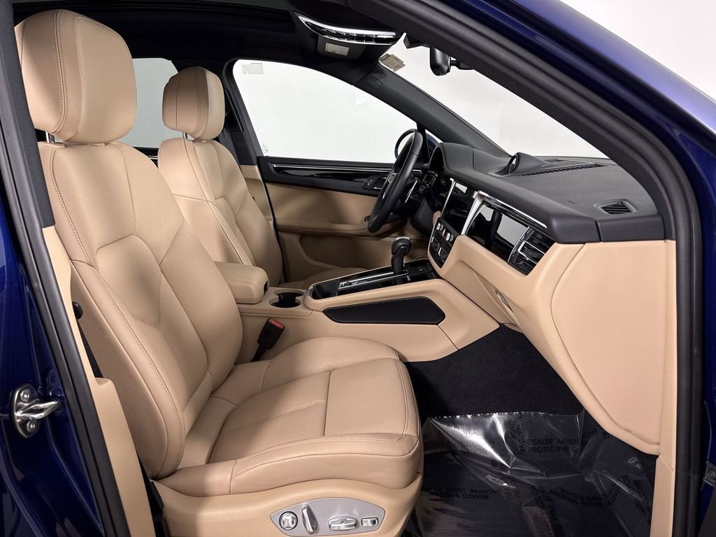 Certified 2025 Porsche Macan image 24