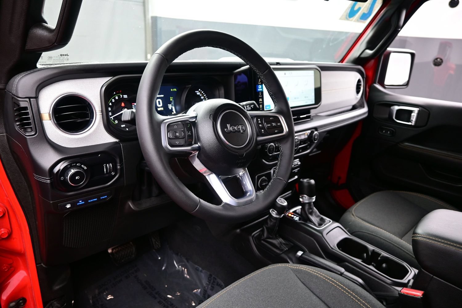 Used 2025 Jeep Wrangler Unlimited Sahara AWD/4WD image 14