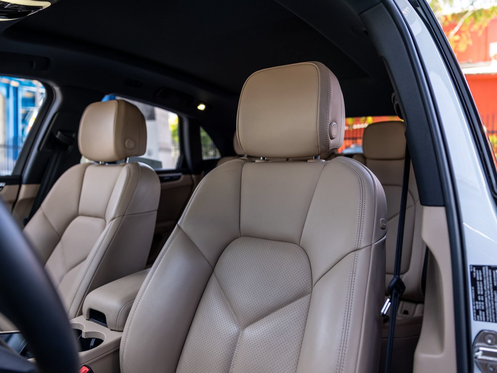 Certified 2024 Porsche Macan AWD/4WD image 5