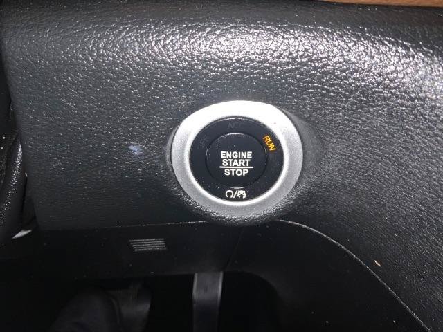 Used 2019 Chrysler Pacifica Limited w/ Tire & Wheel Group FWD image 24