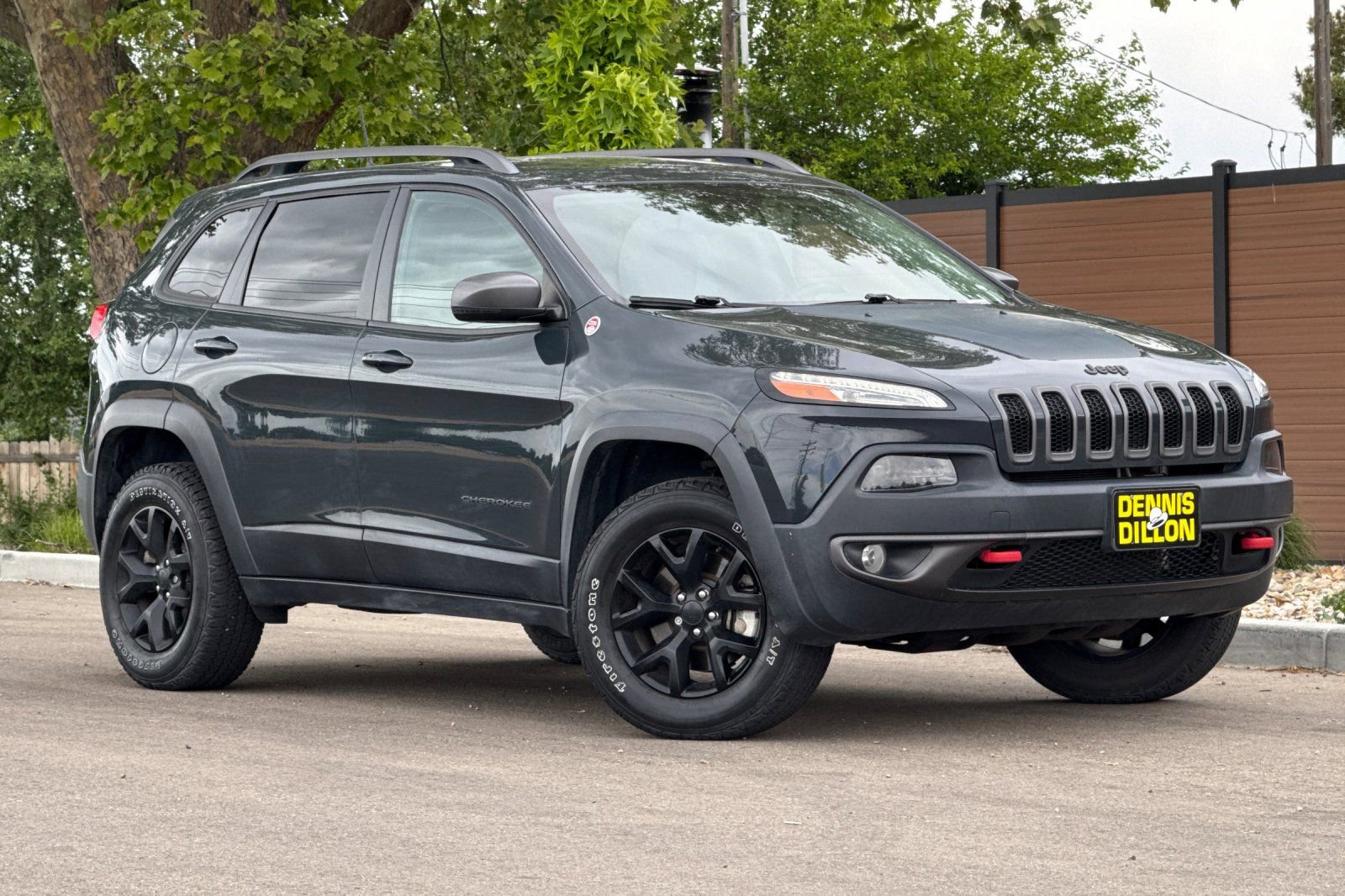 Used 2018 Jeep Cherokee Trailhawk AWD/4WD image 2