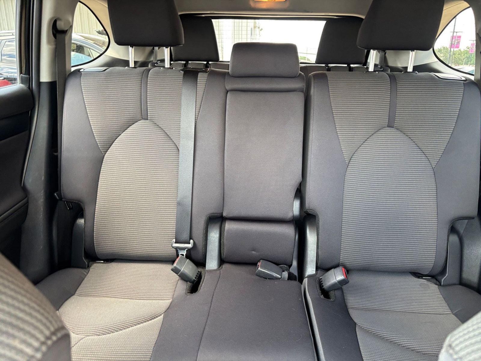 Used 2025 Toyota Highlander LE FWD image 40