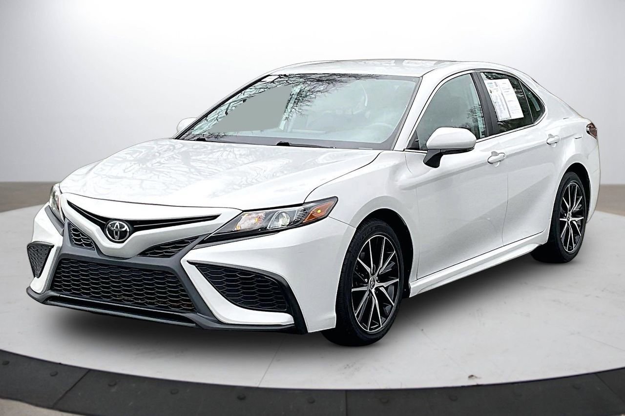 Used 2023 Toyota Camry SE image 4