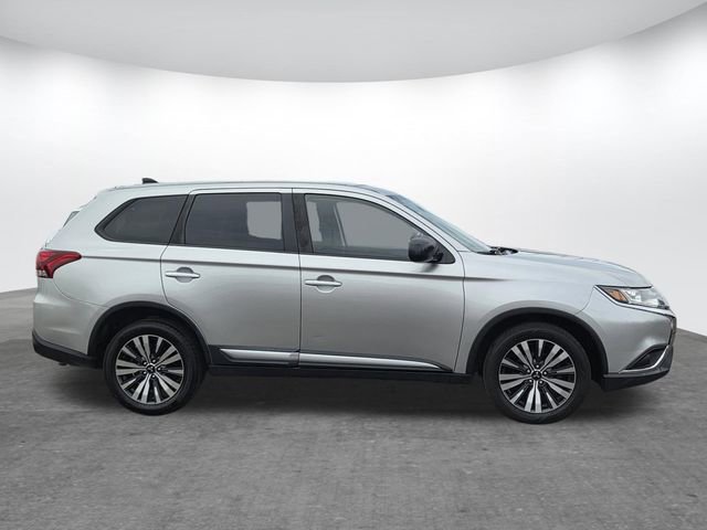 Used 2019 Mitsubishi Outlander SE image 2
