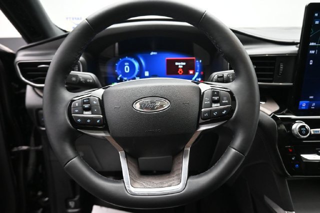 Used 2023 Ford Explorer Platinum w/ Technology Package AWD/4WD image 16