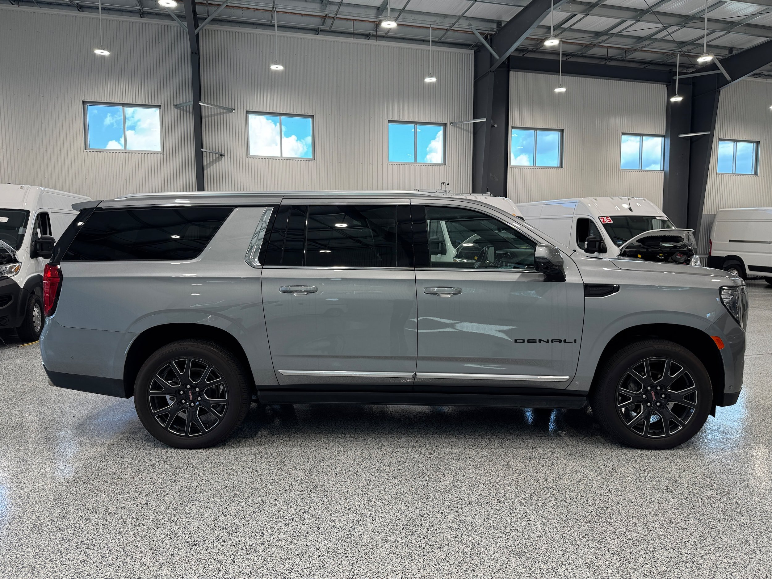 Used 2024 GMC Yukon XL Denali w/ Advanced Technology Package AWD/4WD image 5