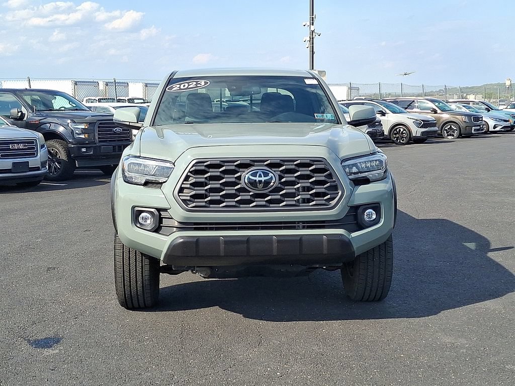 Used 2023 Toyota Tacoma TRD Off-Road w/ Technology Package AWD/4WD image 2