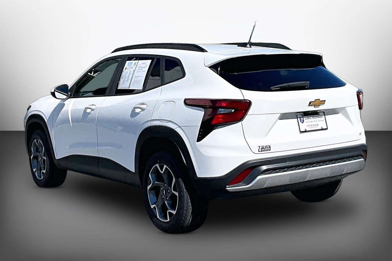 Used 2025 Chevrolet Trax LT FWD image 6