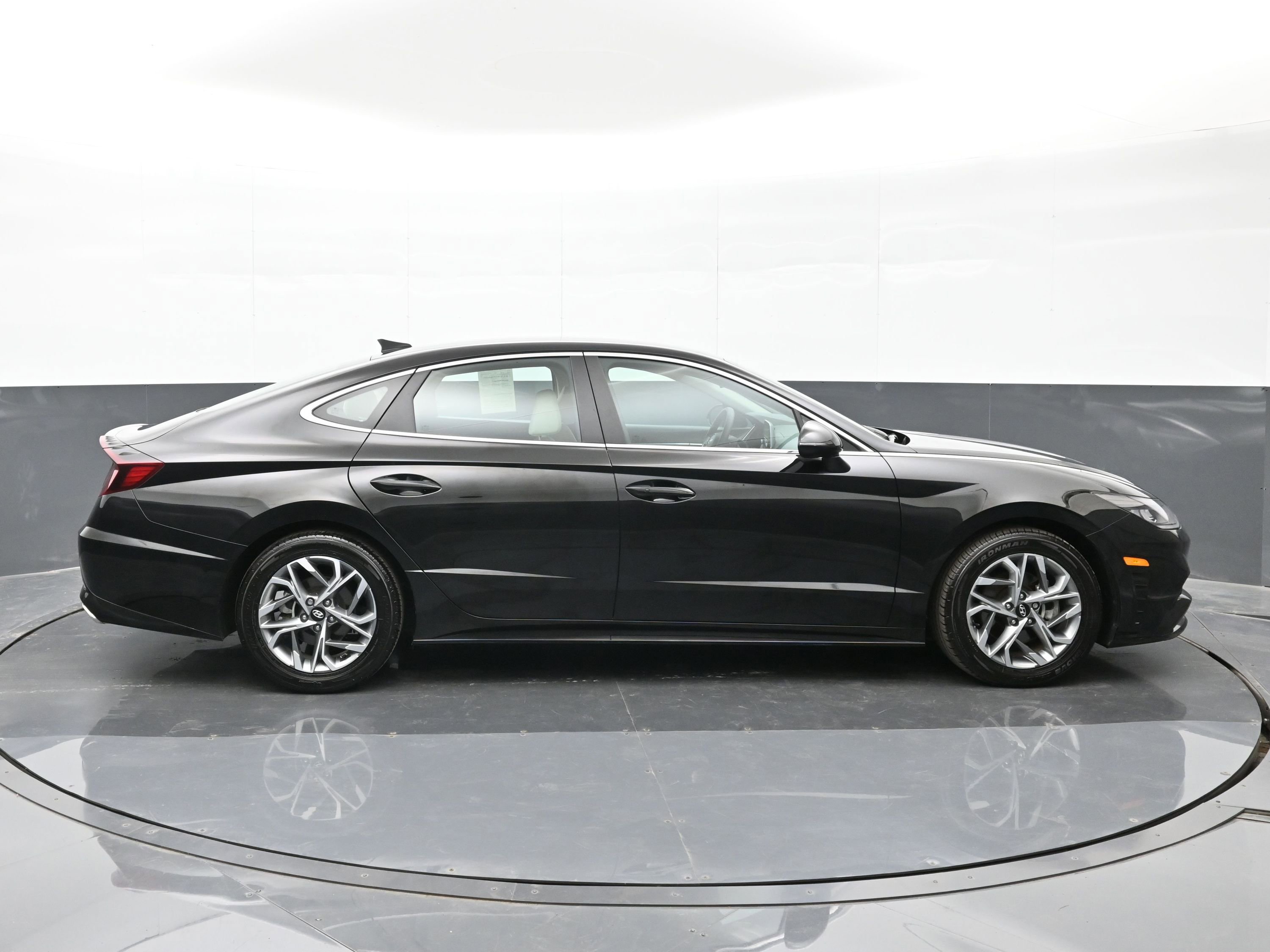 Used 2022 Hyundai Sonata SEL w/ Preferred Accessory Package image 9