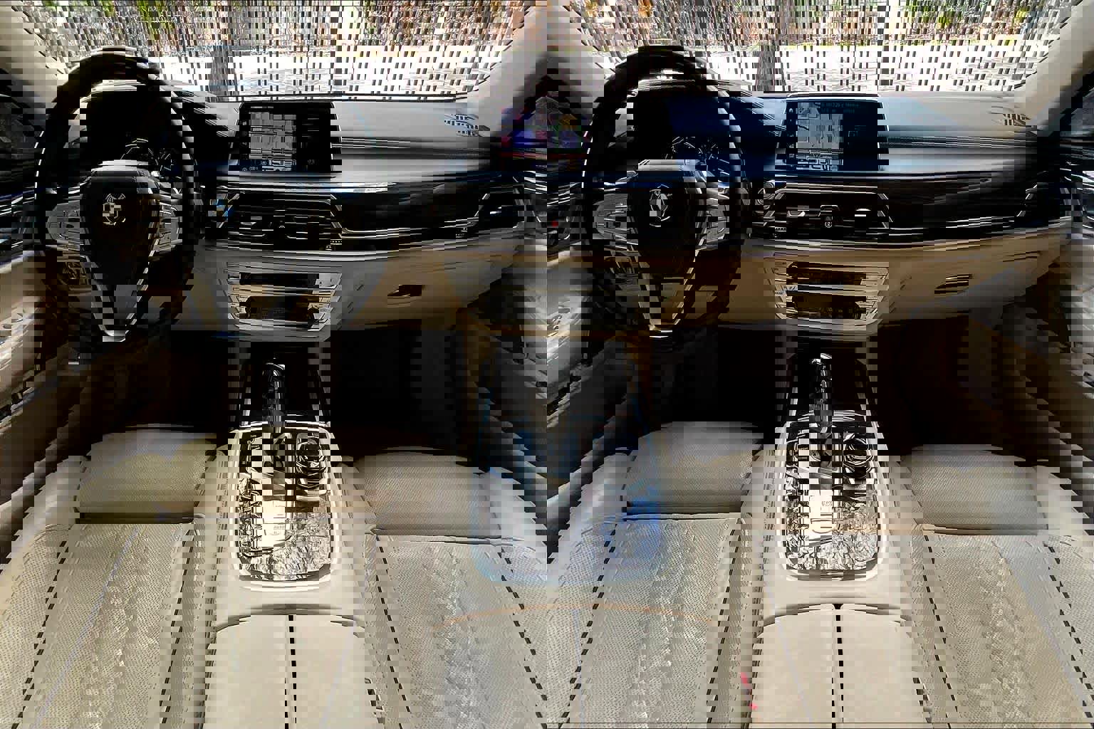 Used 2018 BMW 750i image 15