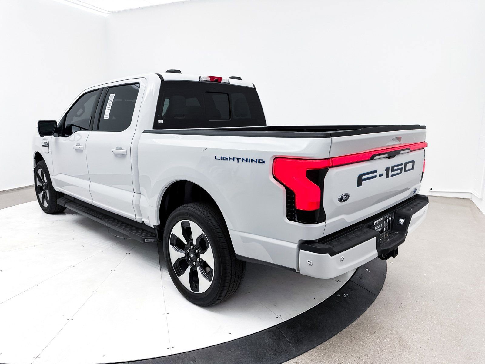 Used 2023 Ford F150 Lightning Platinum image 17
