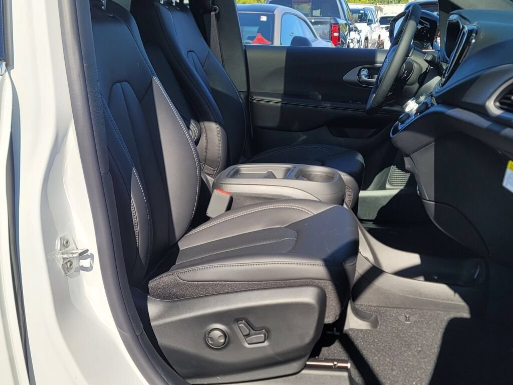 New 2027 Chrysler Pacifica Select w/ Family Tech Group AWD/4WD image 7
