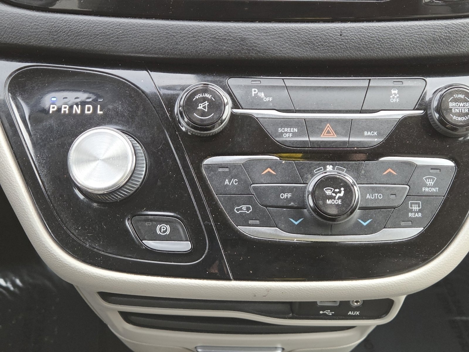 Used 2017 Chrysler Pacifica Touring-L w/ Tire & Wheel Group image 27