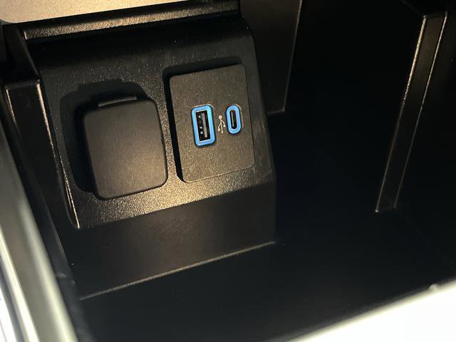 Used 2023 Ford Explorer XLT AWD/4WD image 24