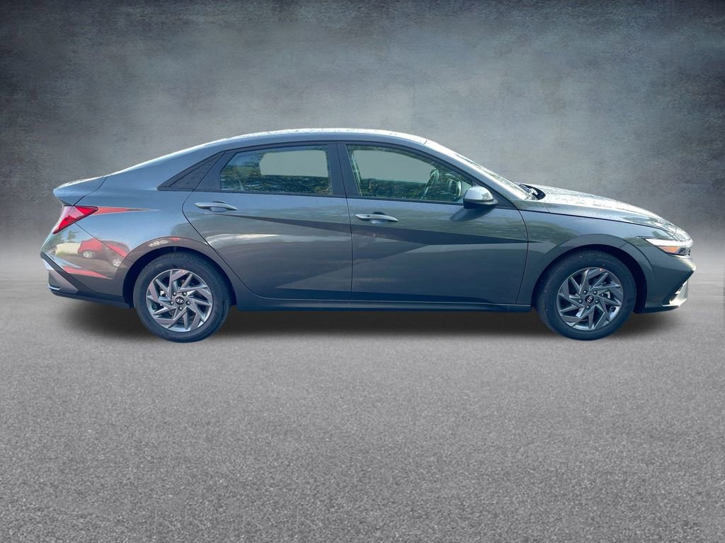 Used 2025 Hyundai Elantra Blue image 33