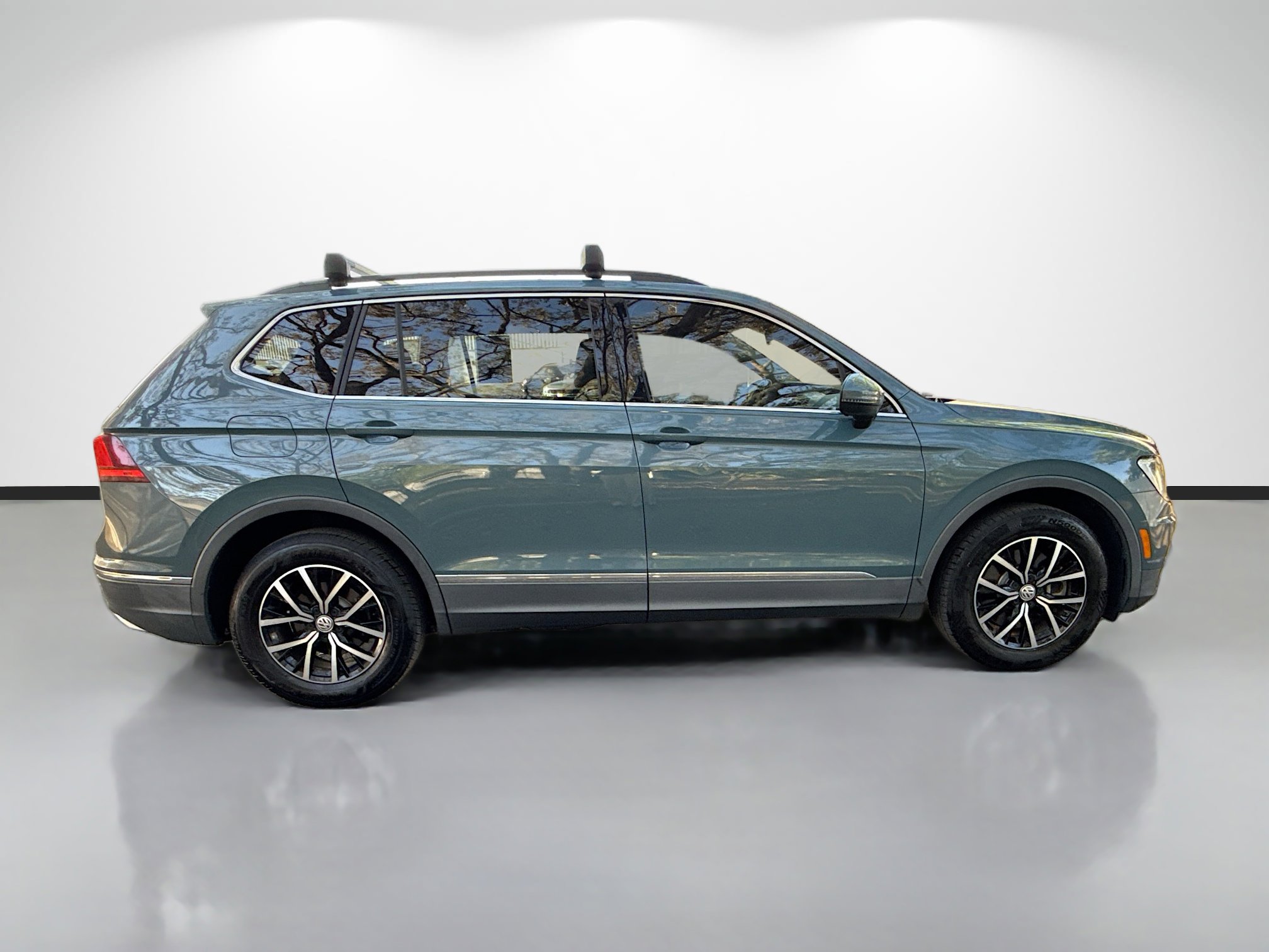 Used 2021 Volkswagen Tiguan SE w/ Panoramic Sunroof Package image 2