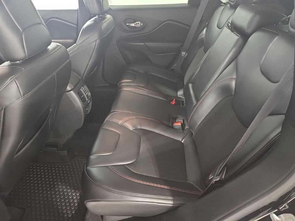 Used 2020 Jeep Cherokee Trailhawk AWD/4WD image 22