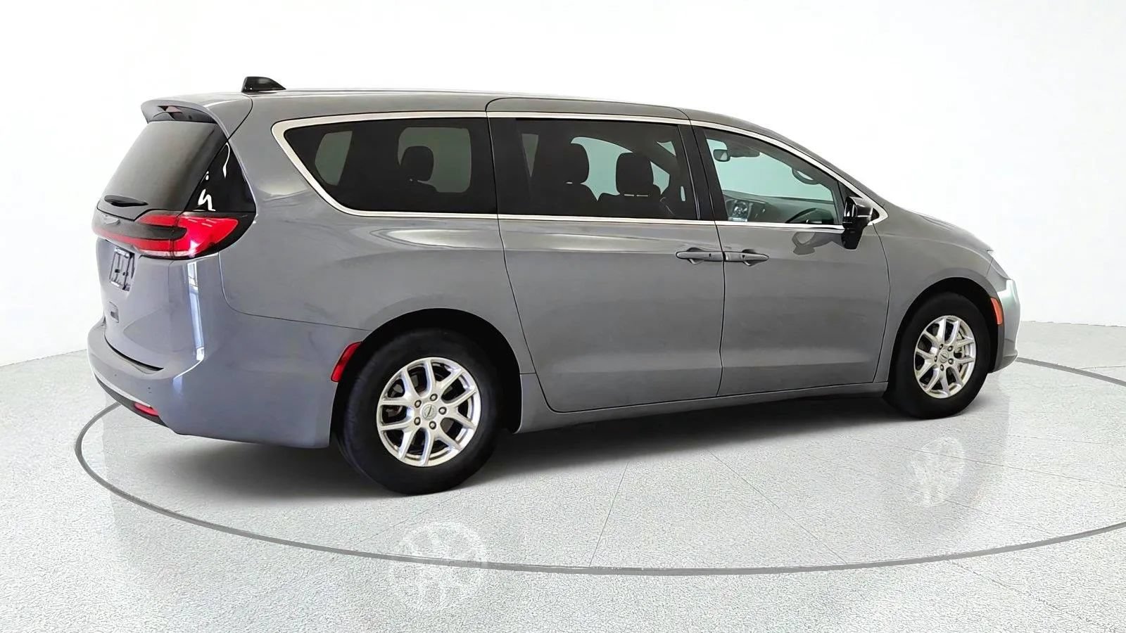 Used 2025 Chrysler Pacifica Select FWD image 9