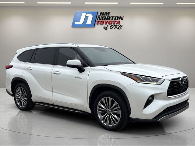Used 2020 Toyota Highlander Platinum FWD image 3