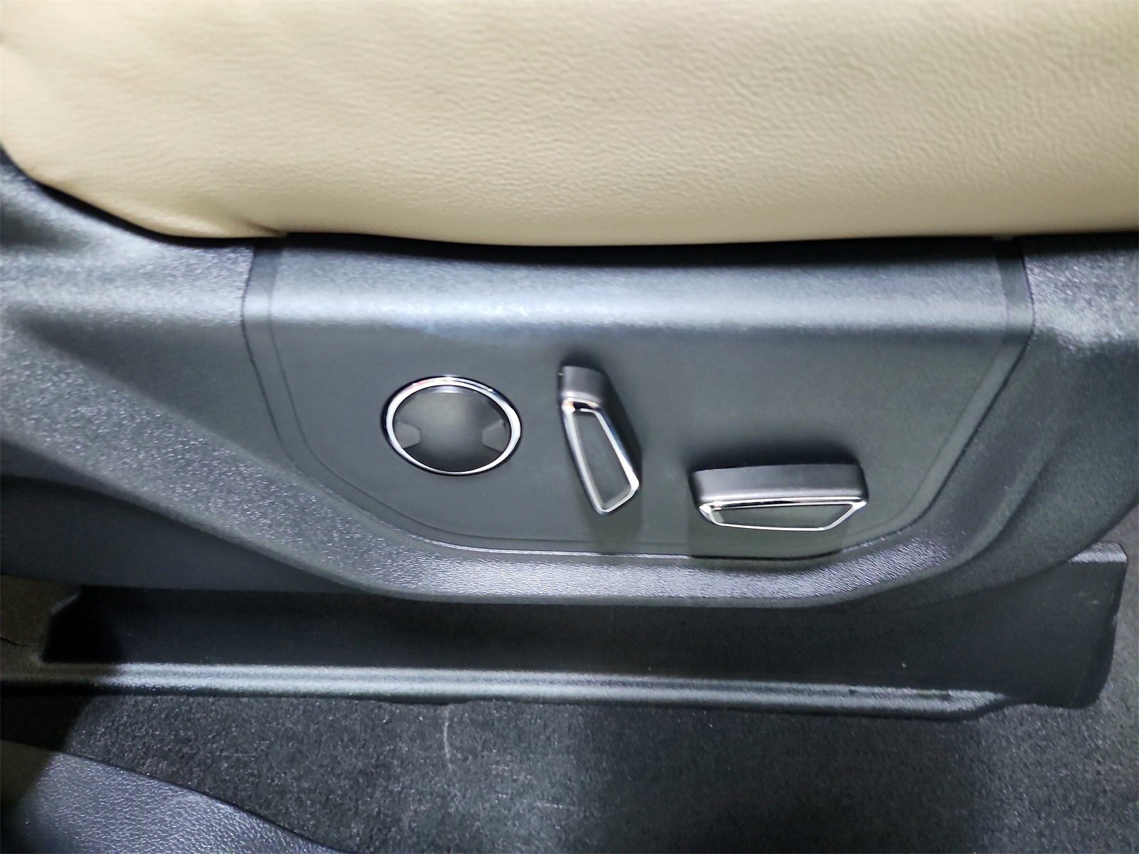 Used 2023 Ford Expedition Limited image 42