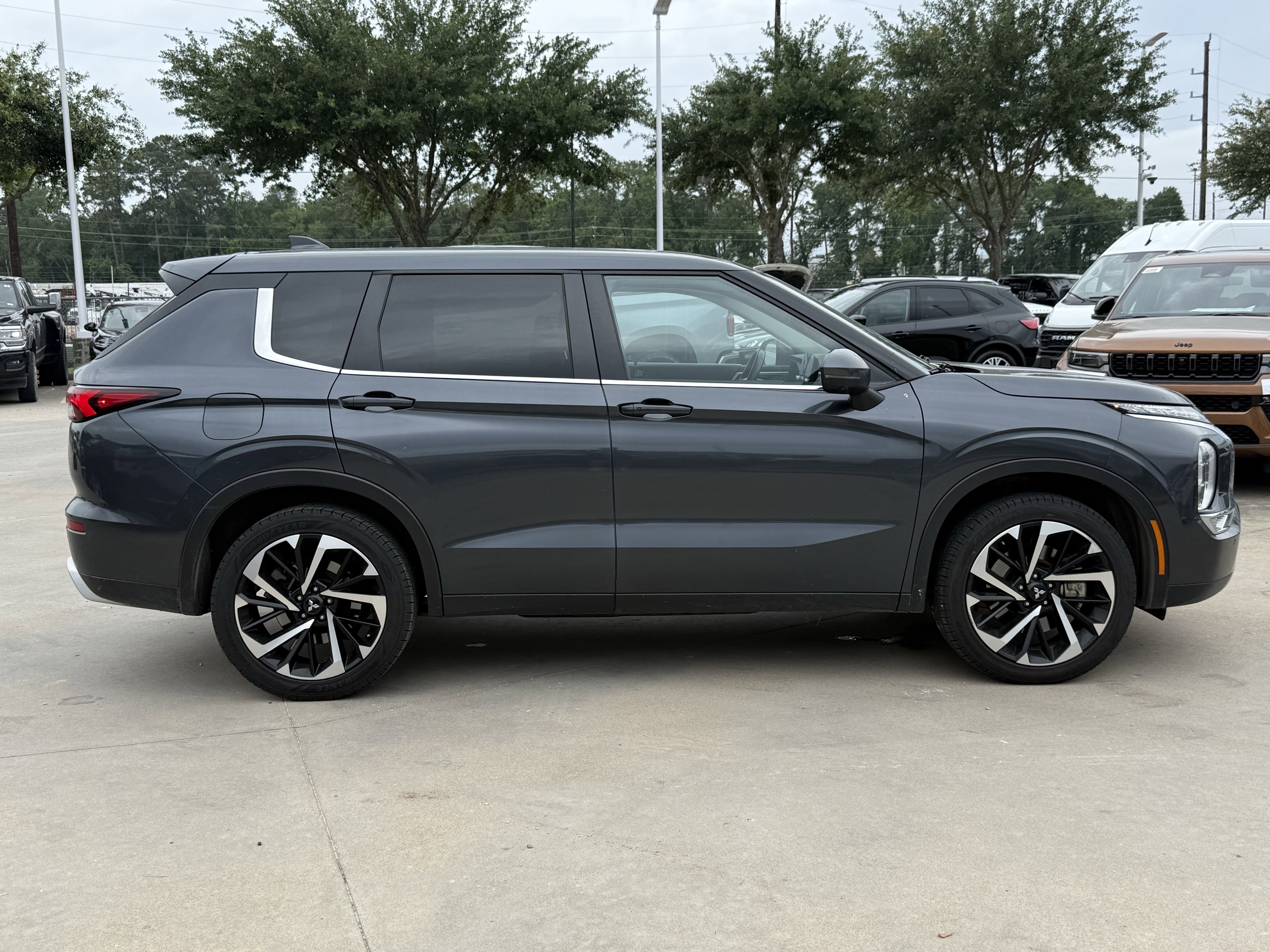 Used 2024 Mitsubishi Outlander SE FWD image 3