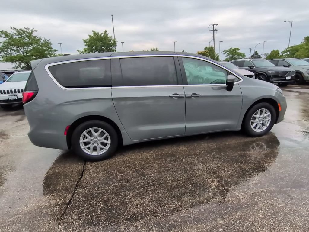 Used 2023 Chrysler Pacifica Touring-L FWD image 15