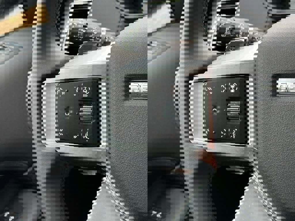 Certified 2025 Land Rover Discovery S image 20