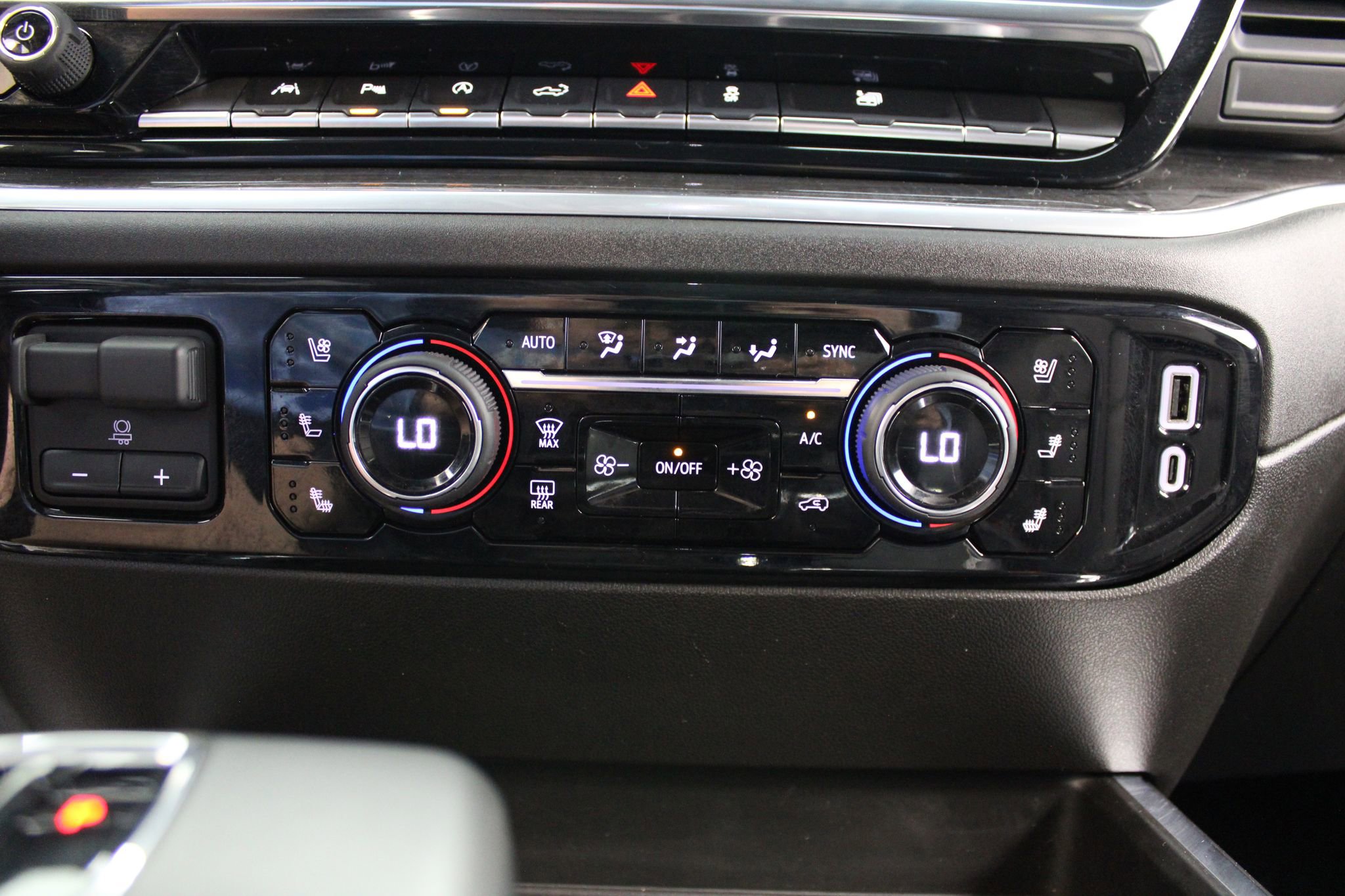 Used 2025 Chevrolet Silverado 1500 LTZ image 40