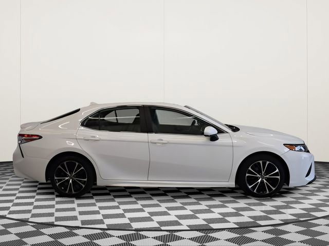 Used 2020 Toyota Camry SE w/ Carpet Mat Package FWD image 2