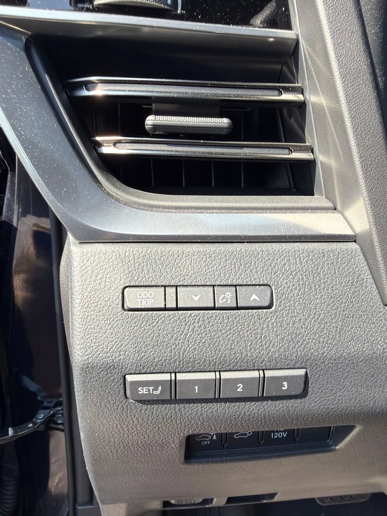 Used 2025 Lexus GX 550 w/ Accessory Package (2T) AWD/4WD image 12