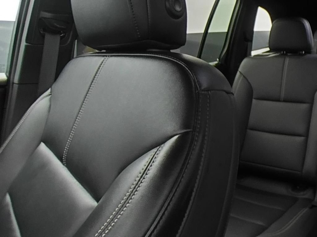 Certified 2026 GMC Acadia Elevation w/ Elevation Premium Package FWD image 12