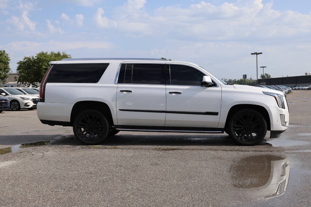 Used 2019 Cadillac Escalade ESV Luxury AWD/4WD image 7