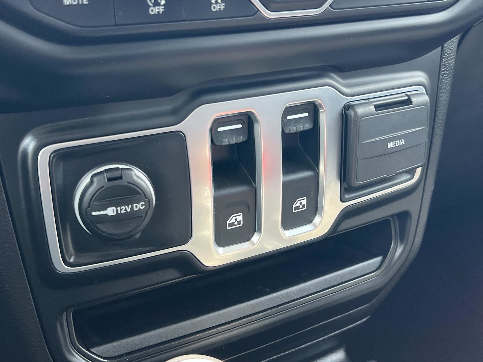 Used 2023 Jeep Wrangler Sport S image 16