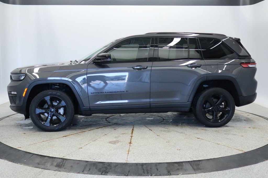 Used 2024 Jeep Grand Cherokee Limited w/ Black Appearance Package AWD/4WD image 2