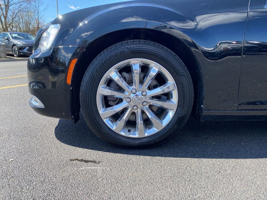 Used 2017 Chrysler 300 C image 9