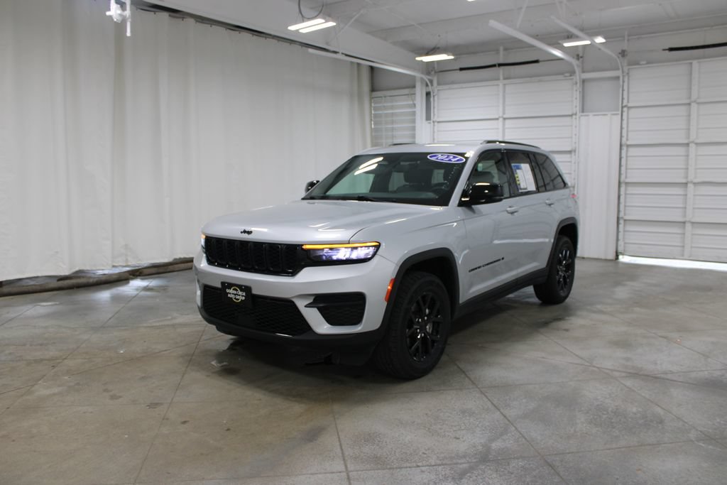 Used 2024 Jeep Grand Cherokee Altitude AWD/4WD image 4