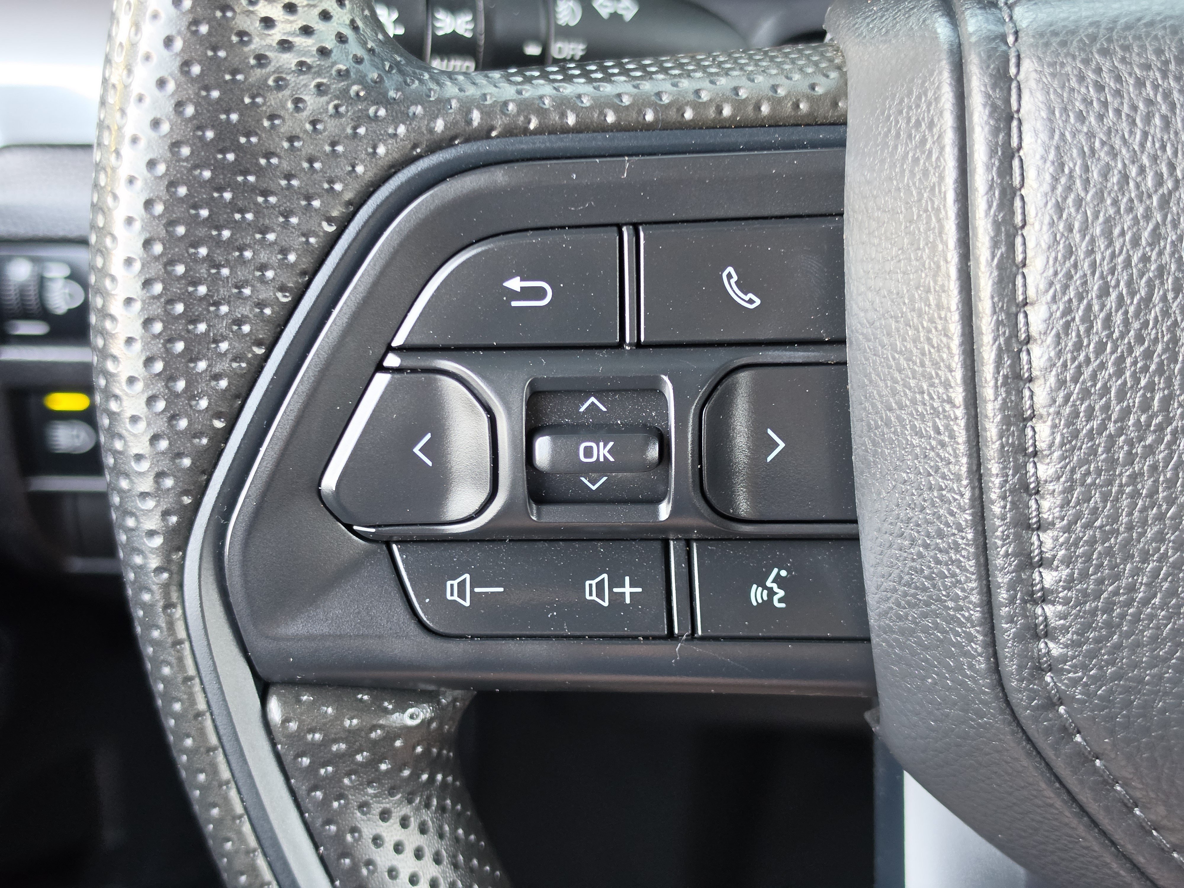 Used 2025 Toyota Tacoma SR5 AWD/4WD image 15
