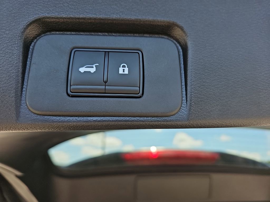 Used 2025 Nissan Rogue SV image 17