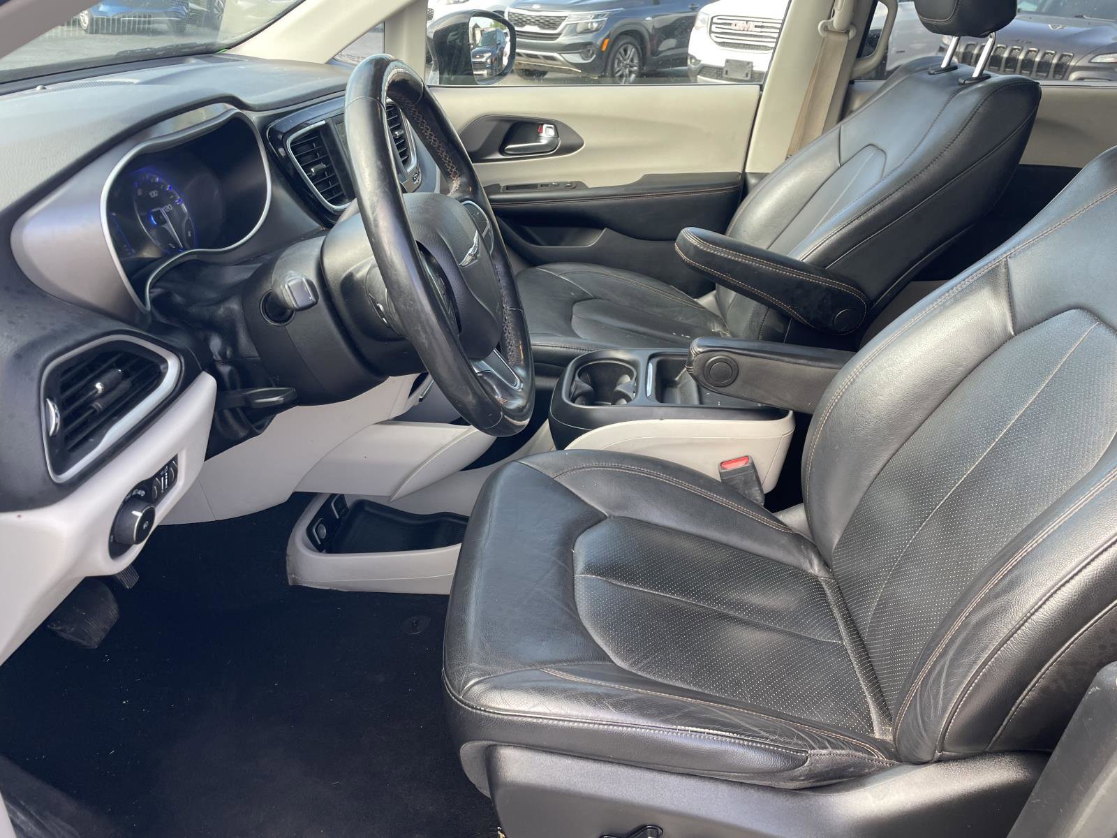 Used 2020 Chrysler Pacifica Touring-L FWD image 5