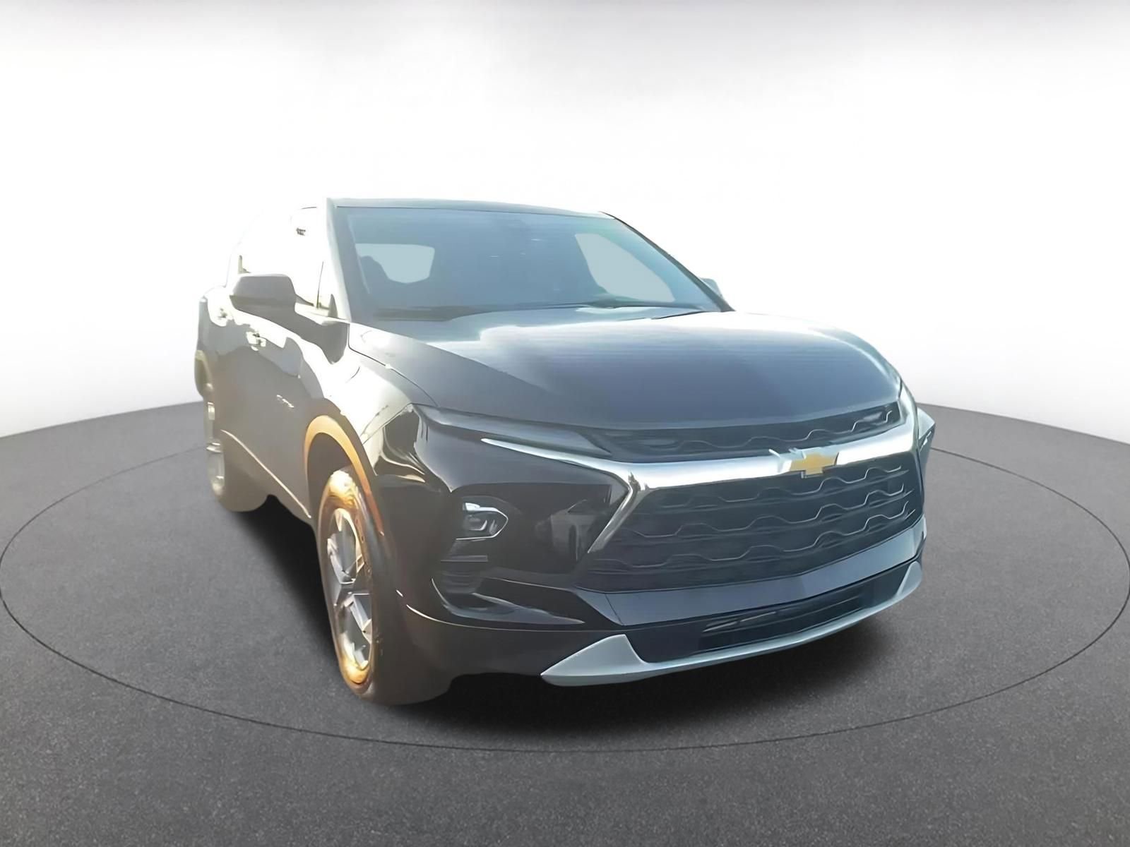 Used 2025 Chevrolet Blazer LT image 3