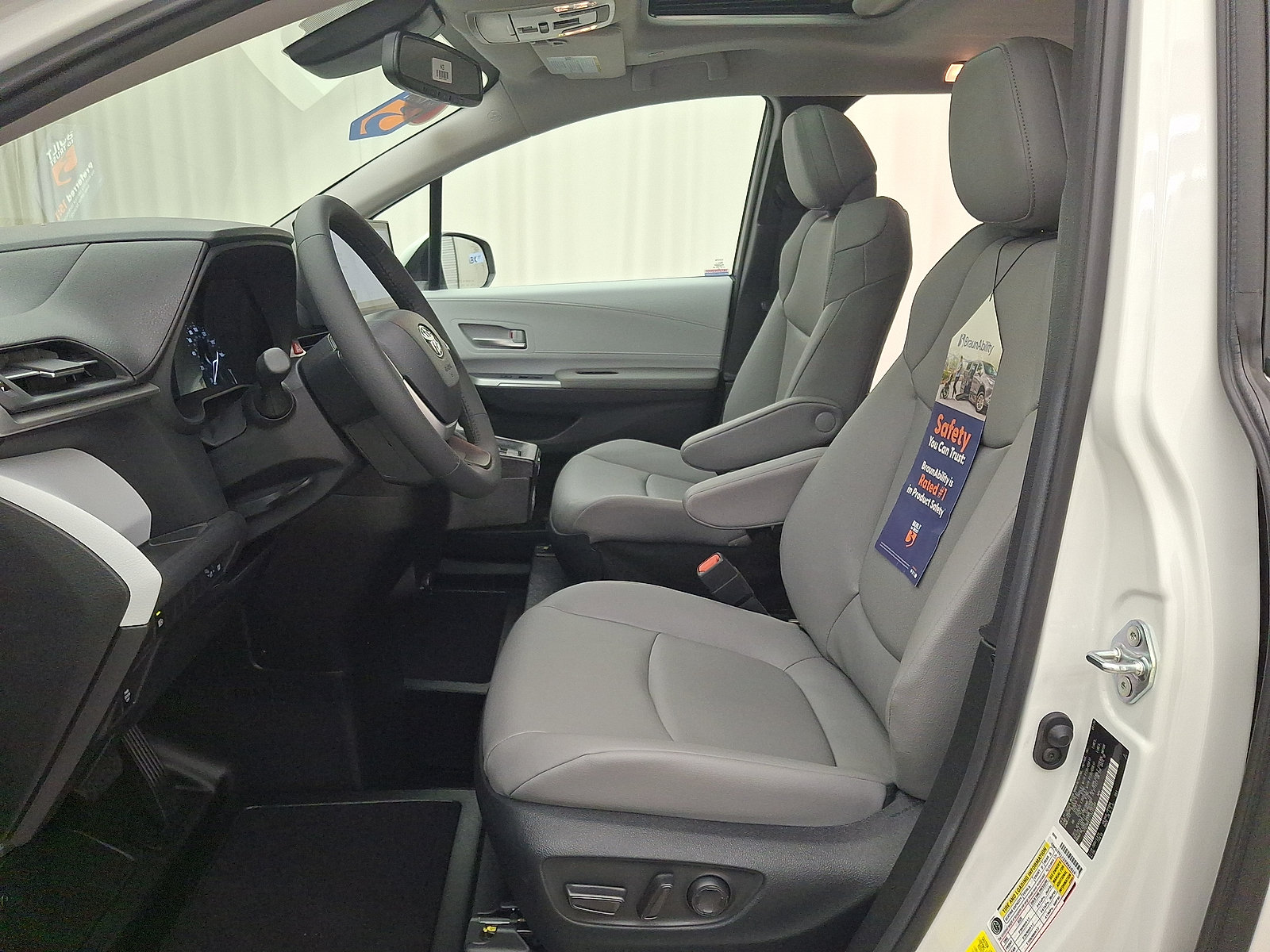 Used 2026 Toyota Sienna XLE FWD image 4