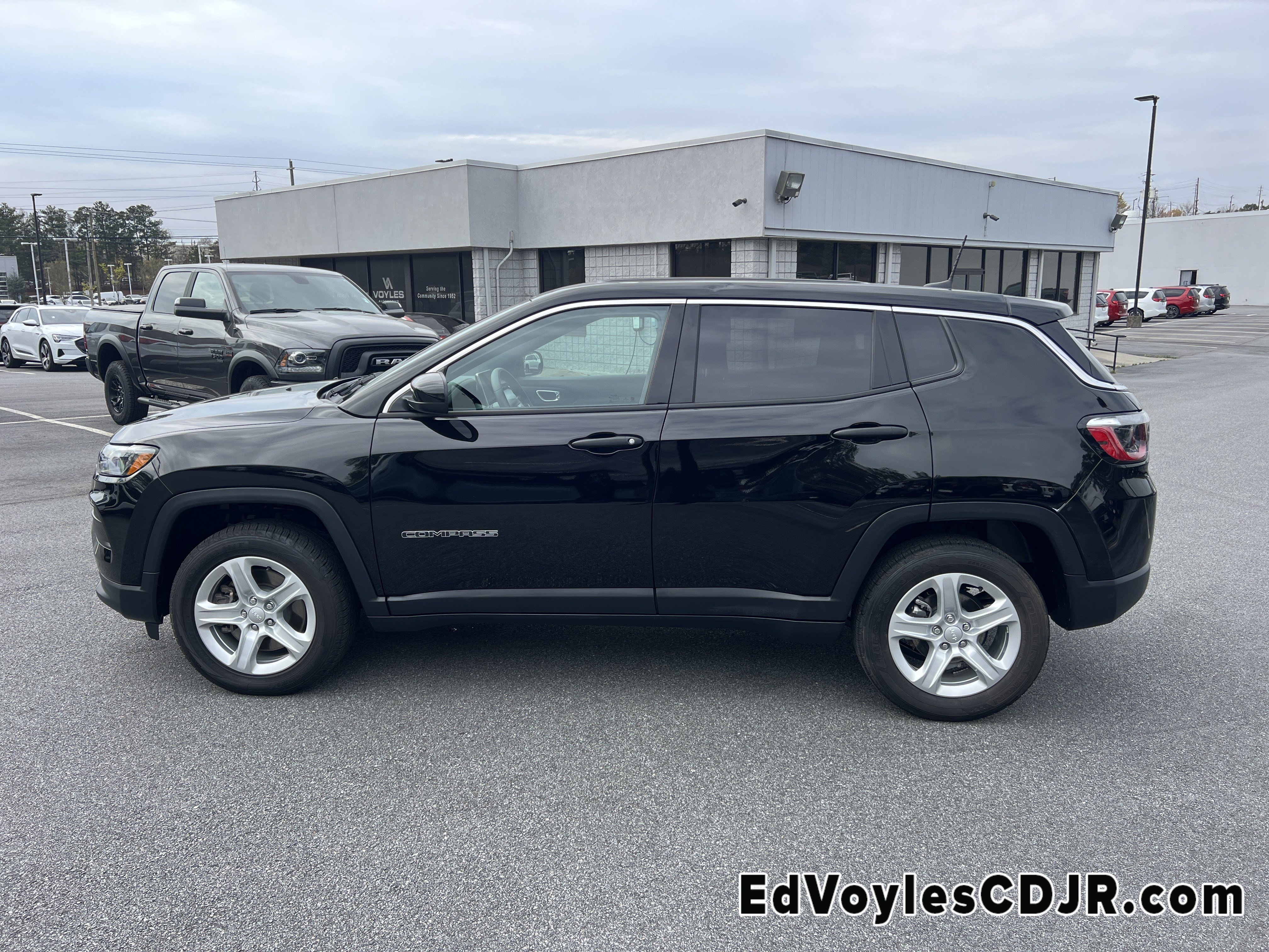 Used 2023 Jeep Compass Sport image 4