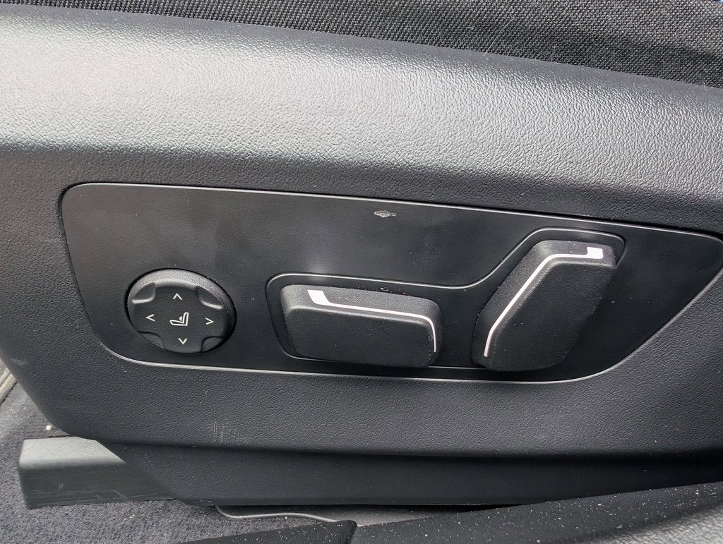 Used 2024 BMW 540i xDrive w/ Premium Package image 17