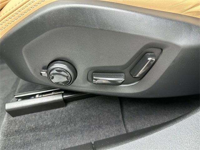 Certified 2023 Volvo XC60 B6 Ultimate w/ Climate Package image 12